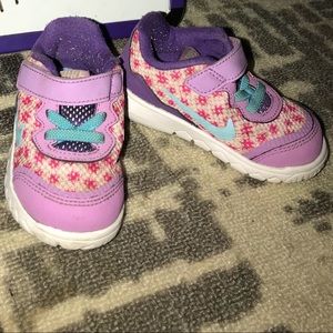 Nike tennis shoes size 5